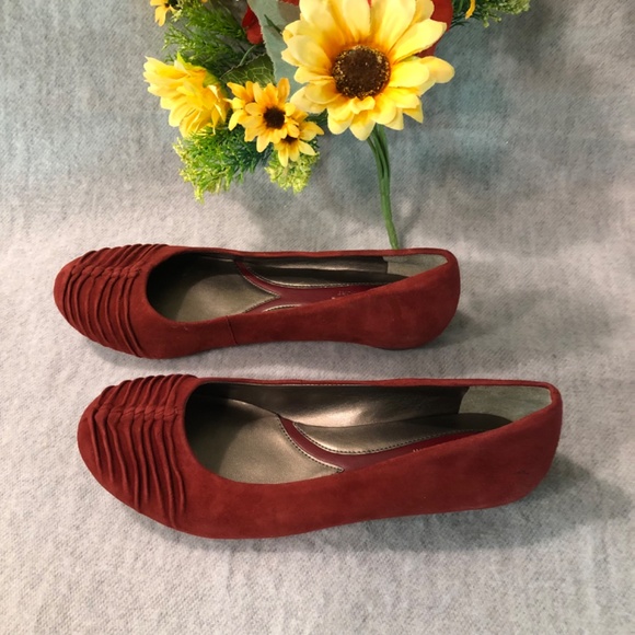 NWOT - Naturalizer Wine-Colored Suede Flats - Picture 3 of 12